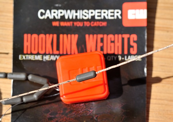 Schuif een tungsten hooklink weight op de onderlijn op ongeveer 4 a 5 cm vanaf de haak