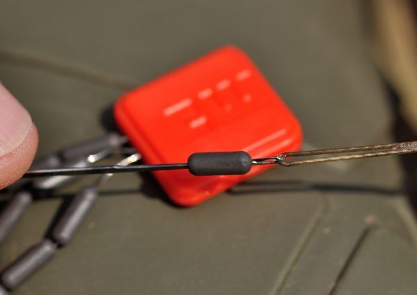 Schuif een CW tungsten hooklink weight met een splicing needle op het onderlijnmateriaal