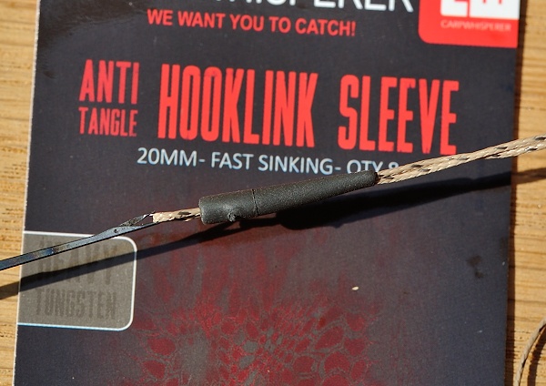 Bevestig een Tungsten Hooklink Sleeve op de onderlijn.