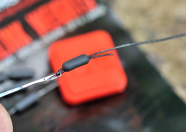 Schuif een tungsten hooklink weight middels een splicing needle op de onderlijn