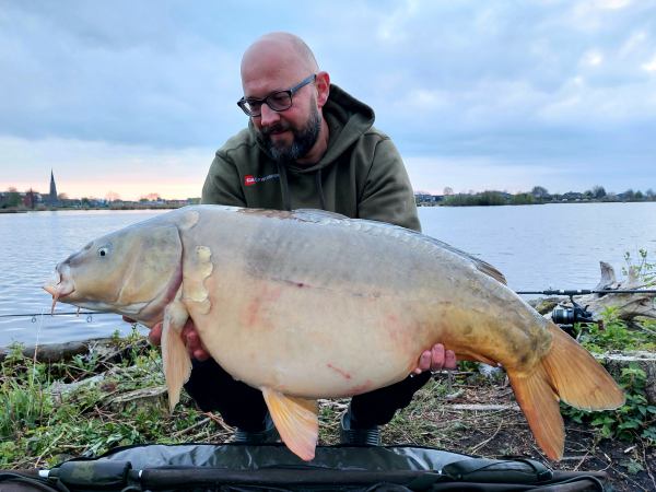 Er zwemmen prachtige karpers op het plashuis