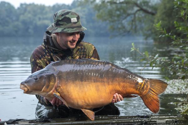 Stijn met een dikke 20kg plus karper van carptwenty