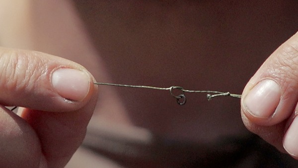 Bevestig een 3.7mm rig ring op de hair middels een platte knoop