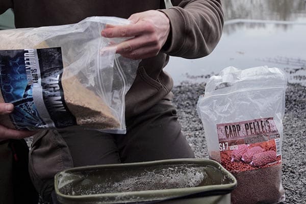 Het is verstandig om te karpervissen met wormen middels een lokvoer welk is gemaakt van onze zig mix met karper pellets